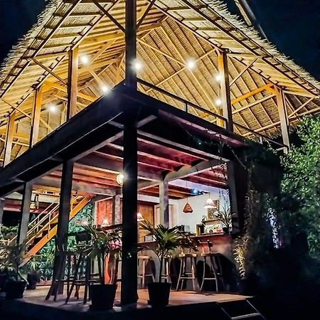 Basa-Basi Lodge Karimunjawa Buitenkant foto