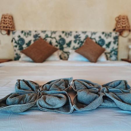 Basa-Basi Lodge Karimunjawa Buitenkant foto