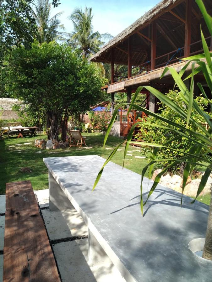 Basa-Basi Lodge Karimunjawa Buitenkant foto