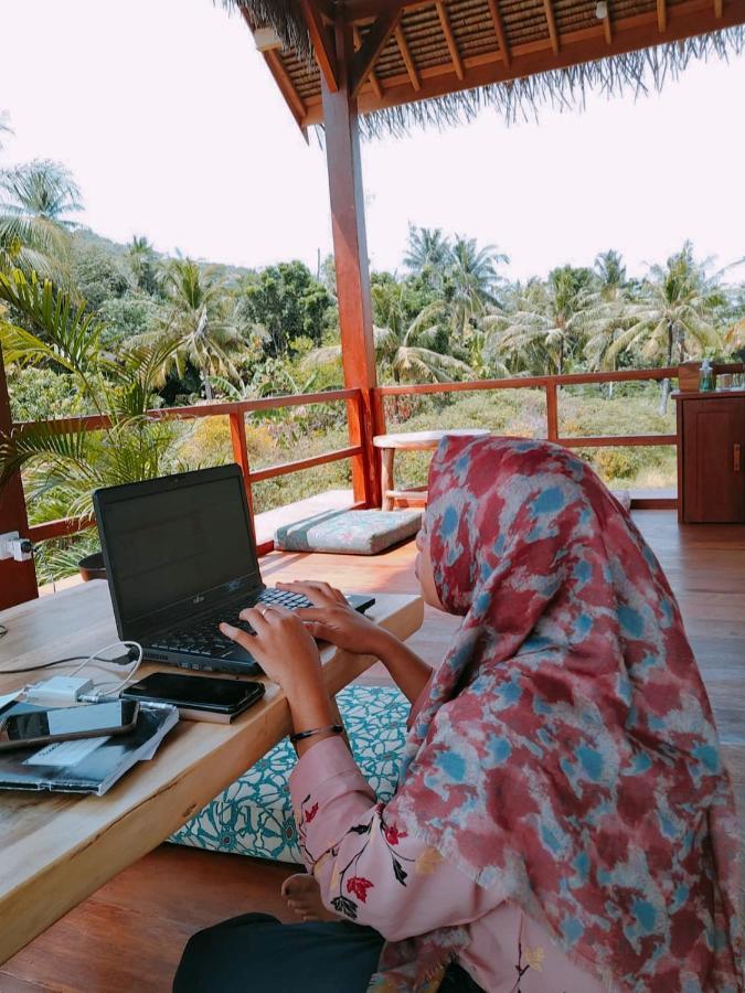 Basa-Basi Lodge Karimunjawa Buitenkant foto