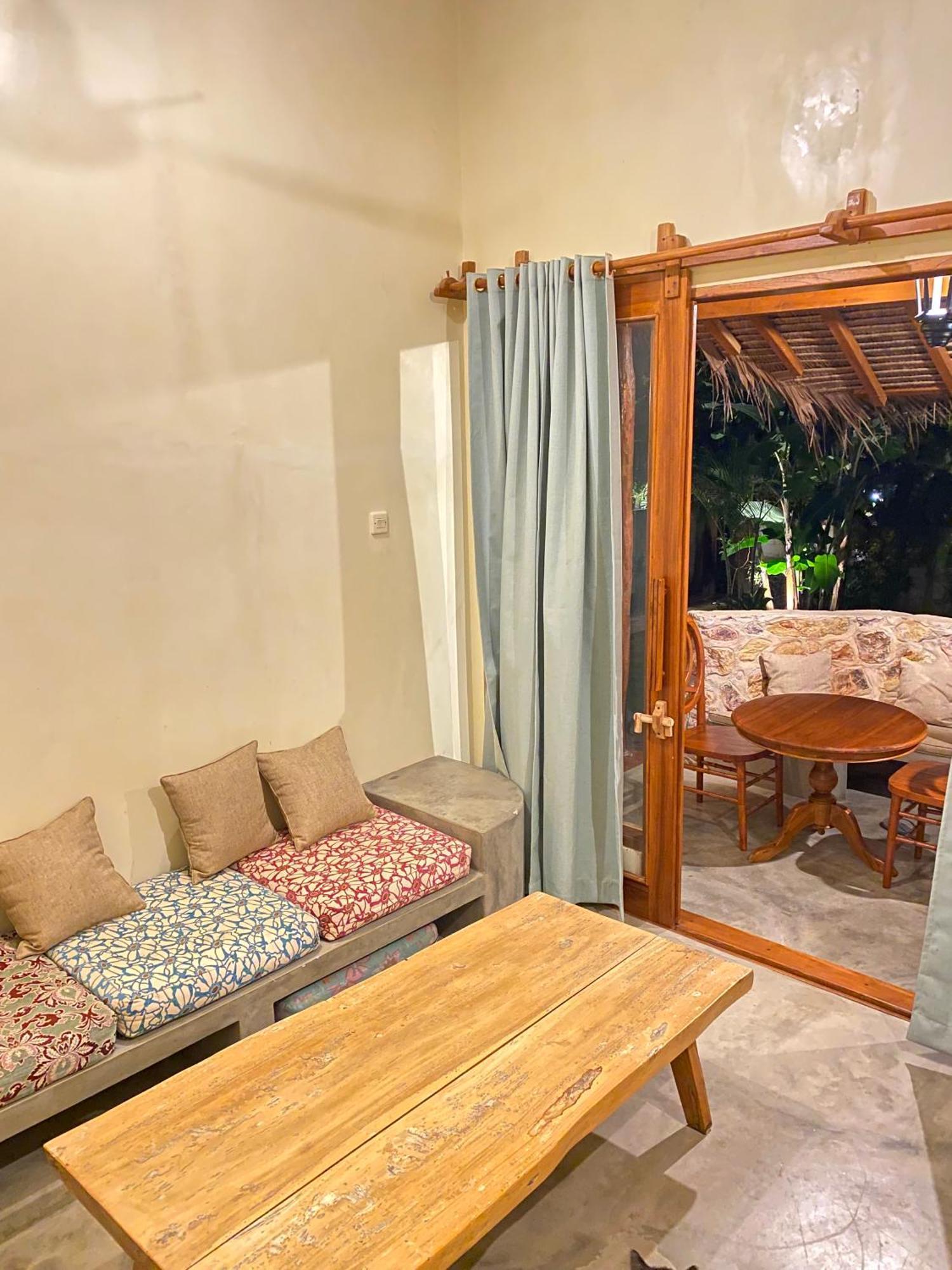 Basa-Basi Lodge Karimunjawa Buitenkant foto