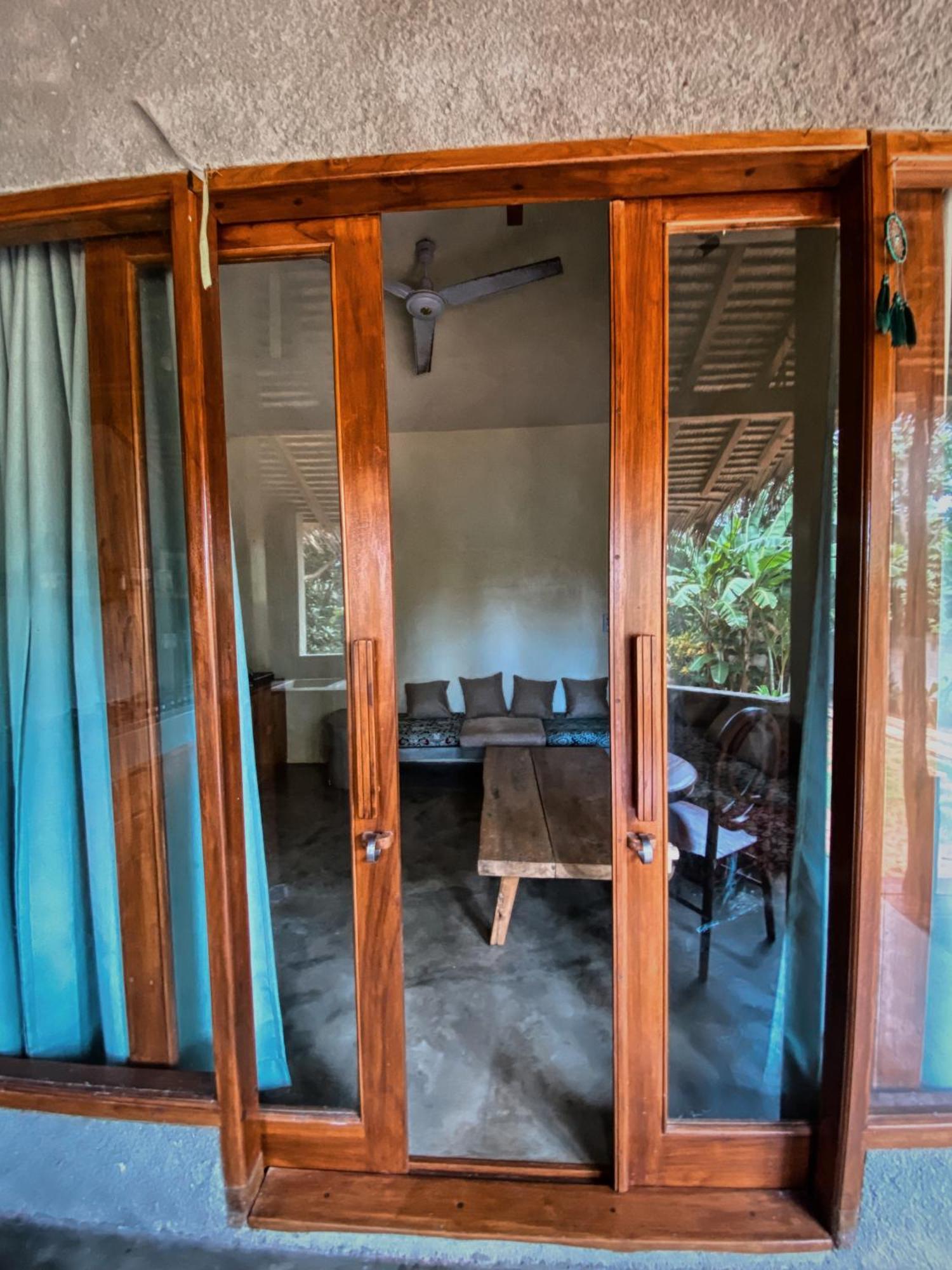 Basa-Basi Lodge Karimunjawa Buitenkant foto