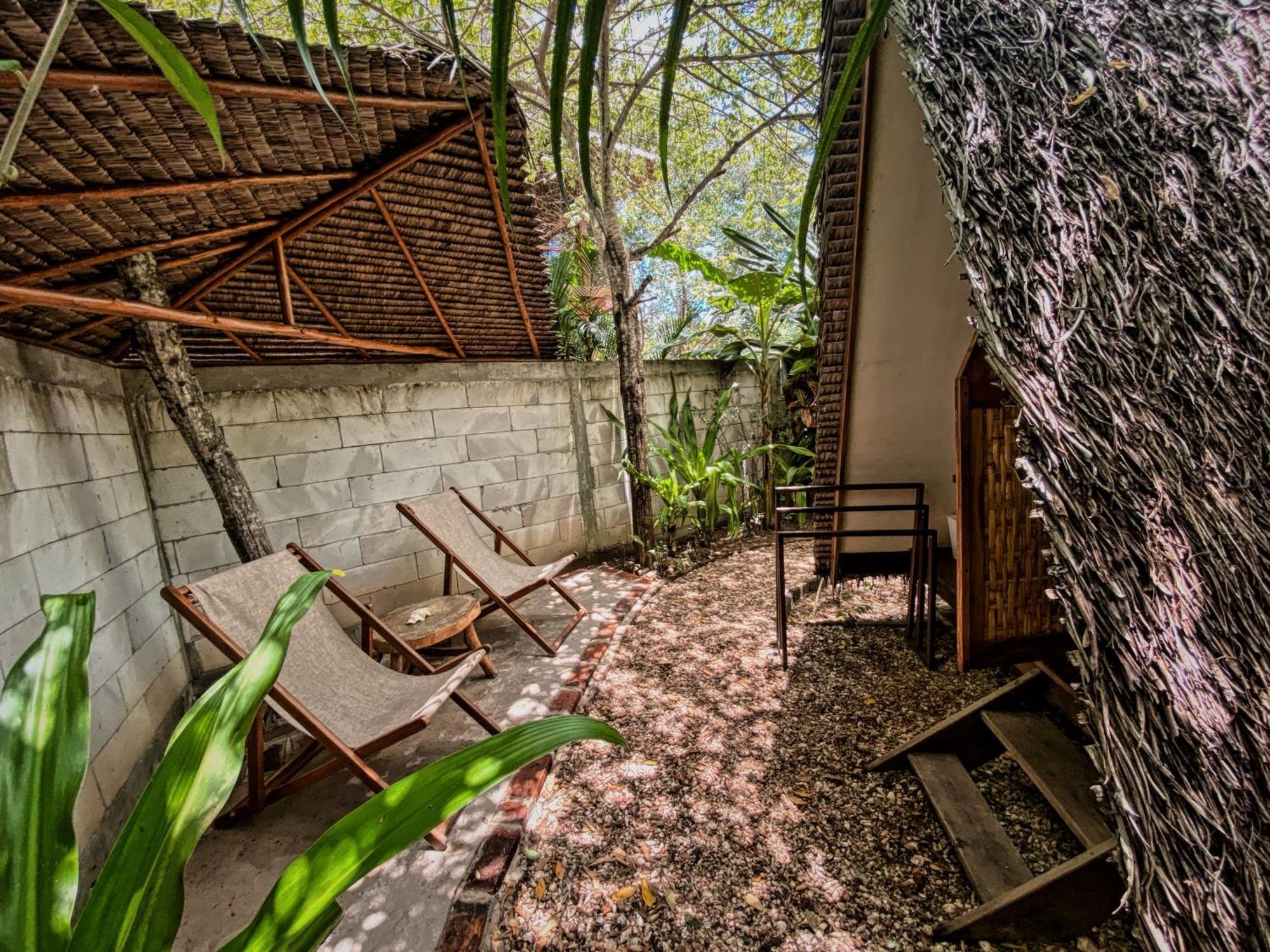 Basa-Basi Lodge Karimunjawa Buitenkant foto