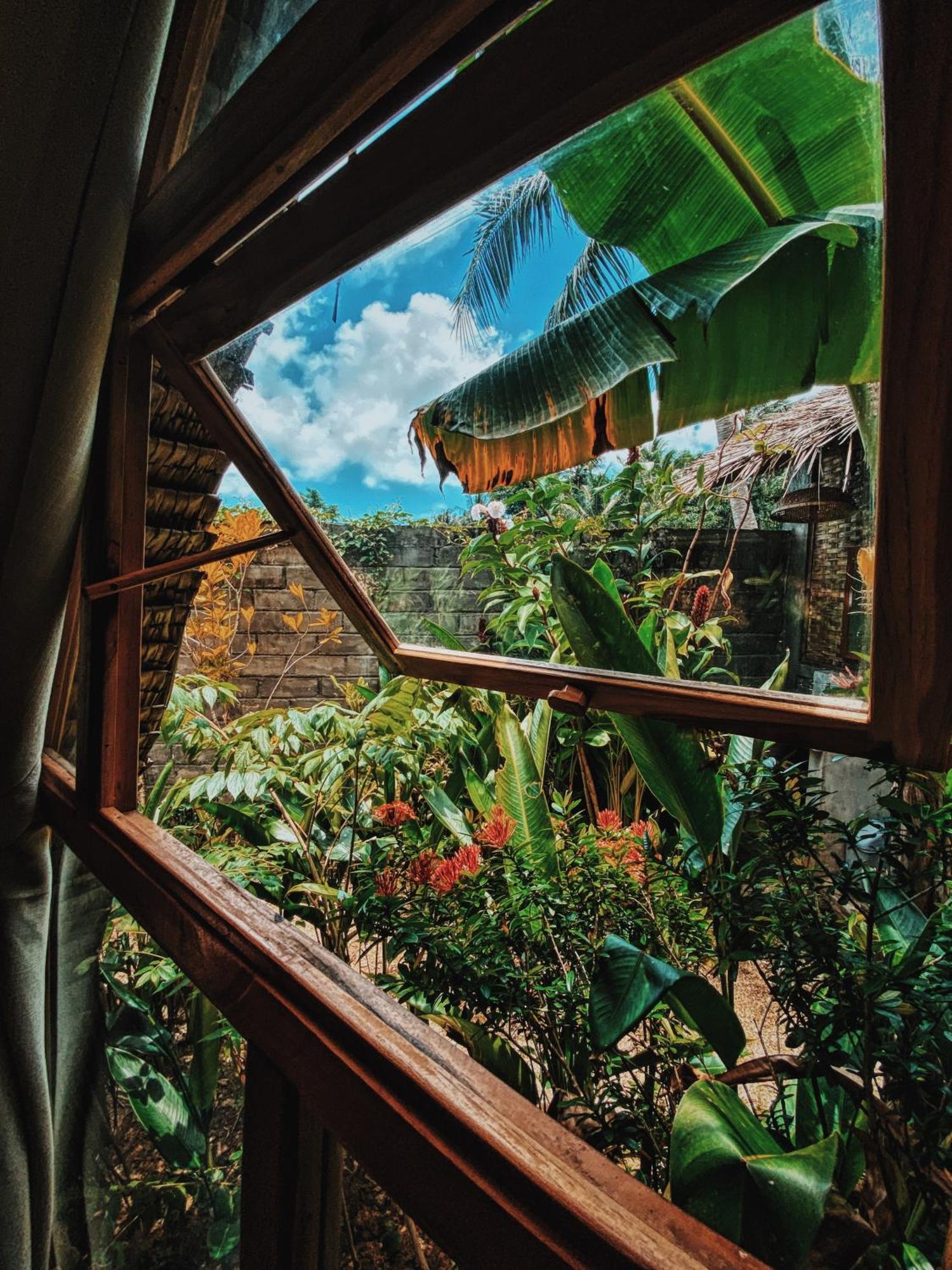 Basa-Basi Lodge Karimunjawa Buitenkant foto