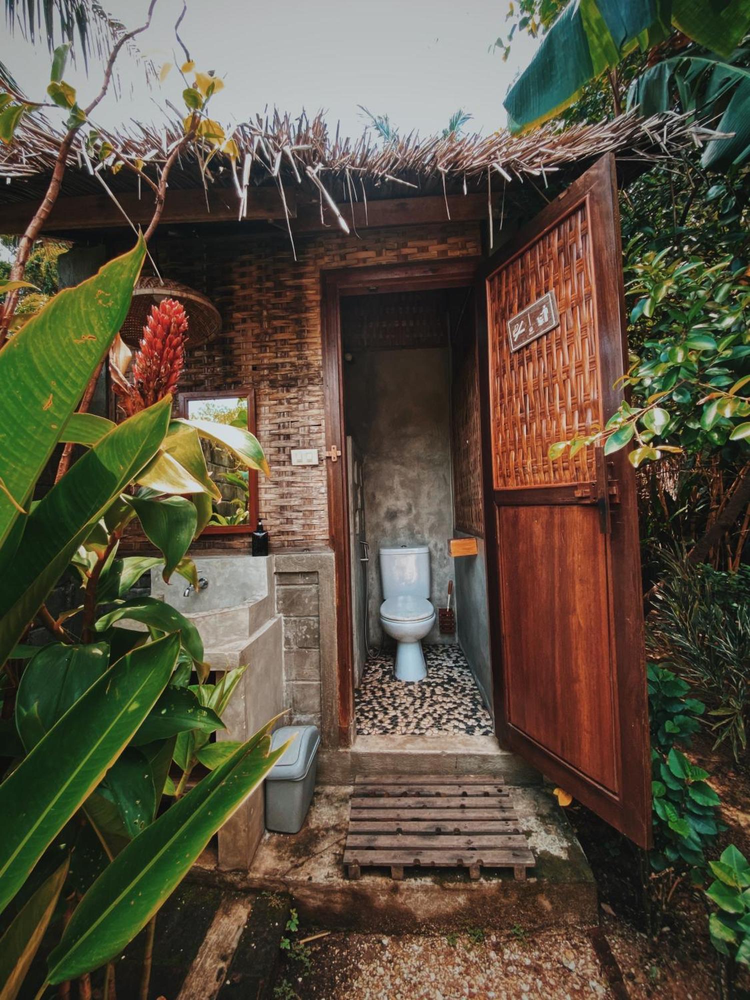 Basa-Basi Lodge Karimunjawa Buitenkant foto