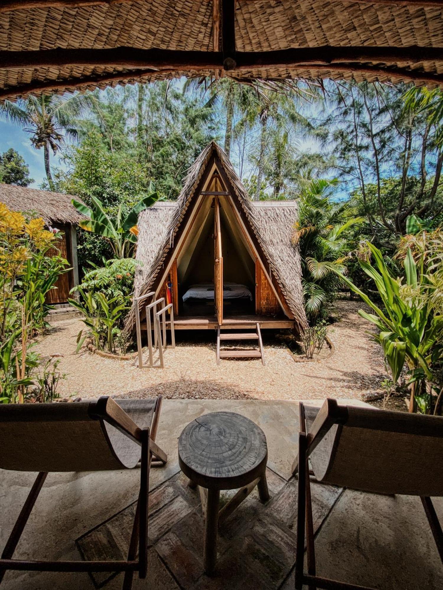 Basa-Basi Lodge Karimunjawa Buitenkant foto