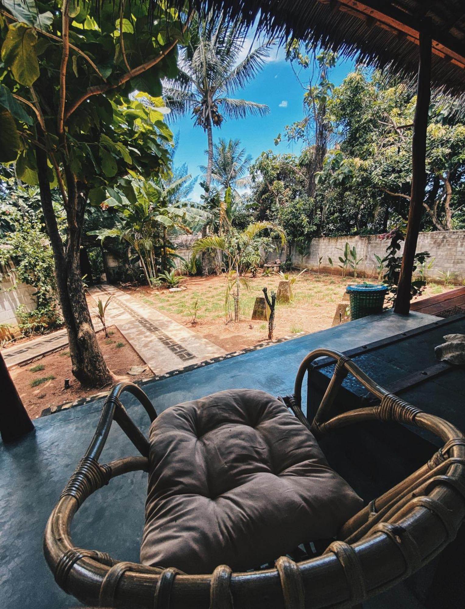 Basa-Basi Lodge Karimunjawa Buitenkant foto