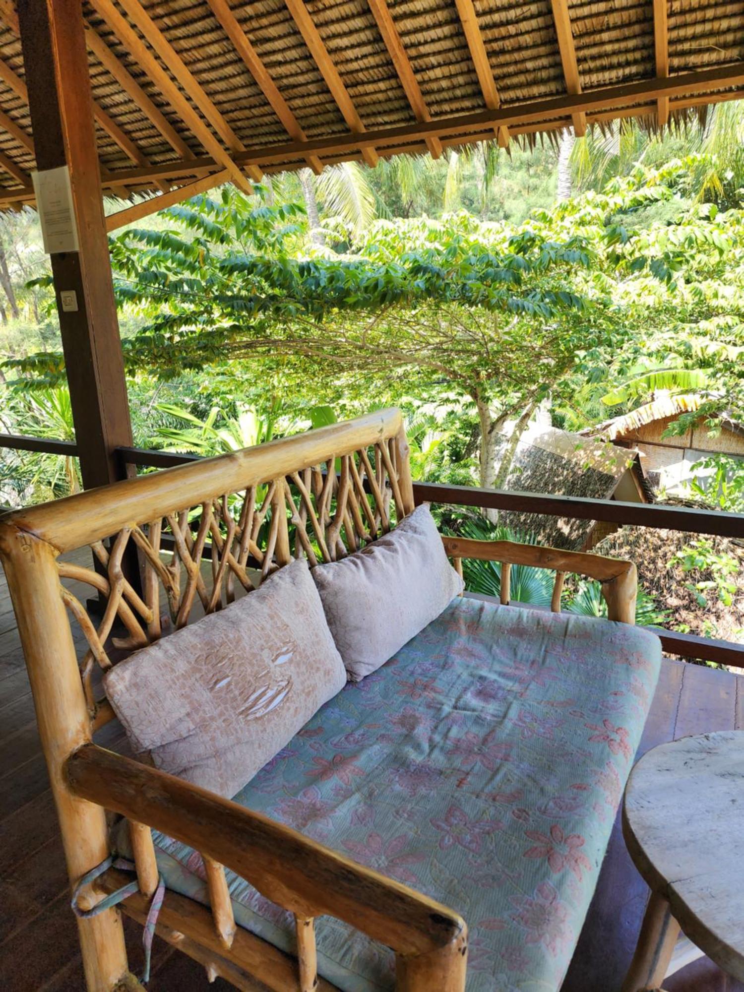Basa-Basi Lodge Karimunjawa Buitenkant foto