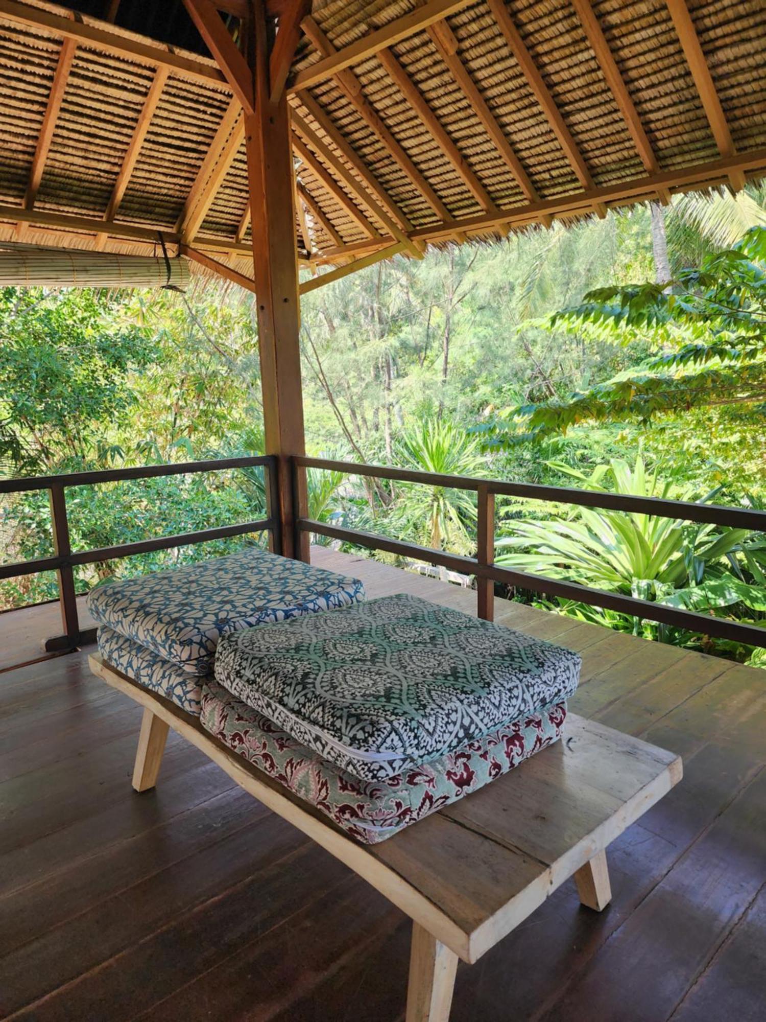 Basa-Basi Lodge Karimunjawa Buitenkant foto