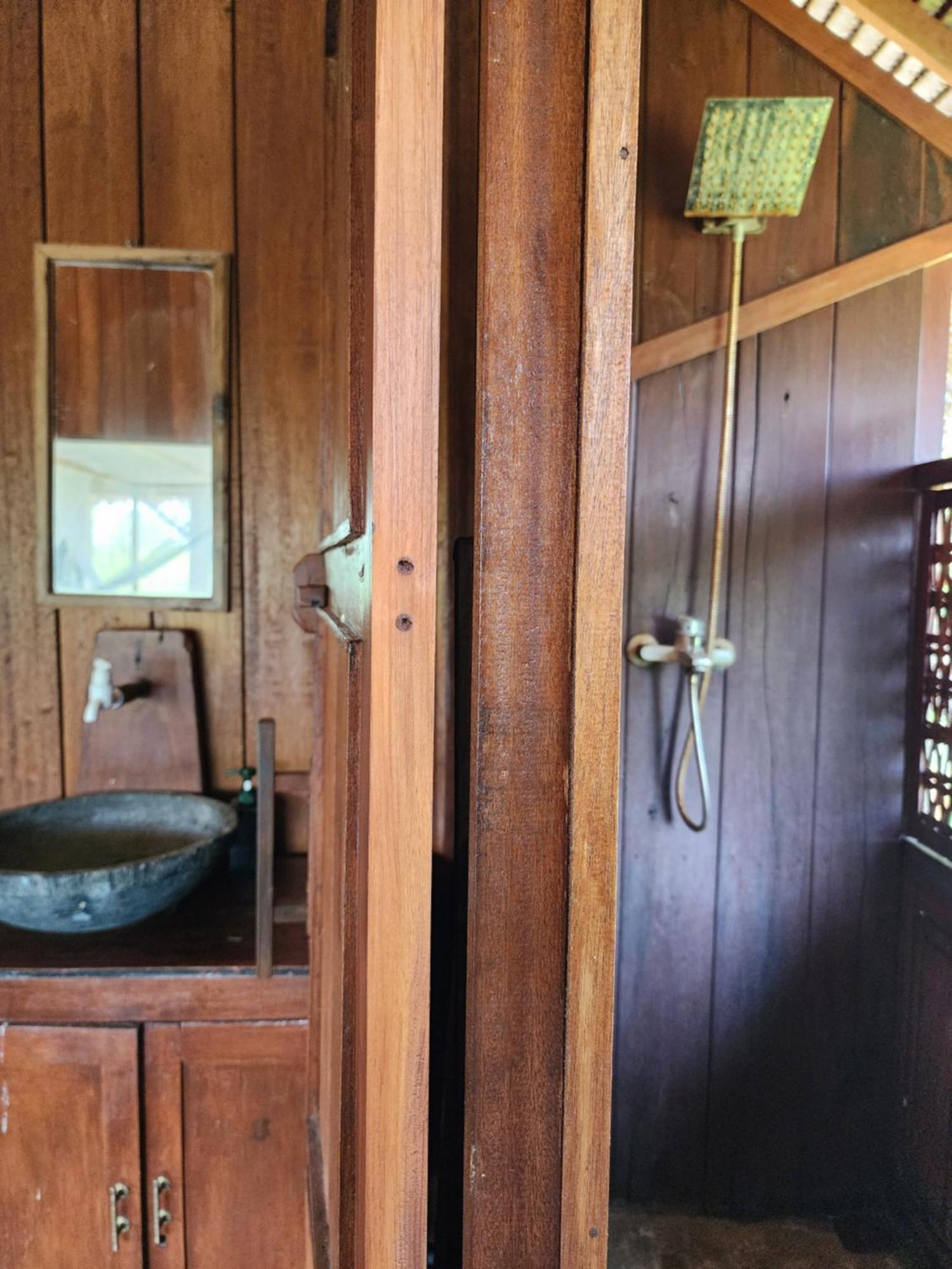 Basa-Basi Lodge Karimunjawa Buitenkant foto