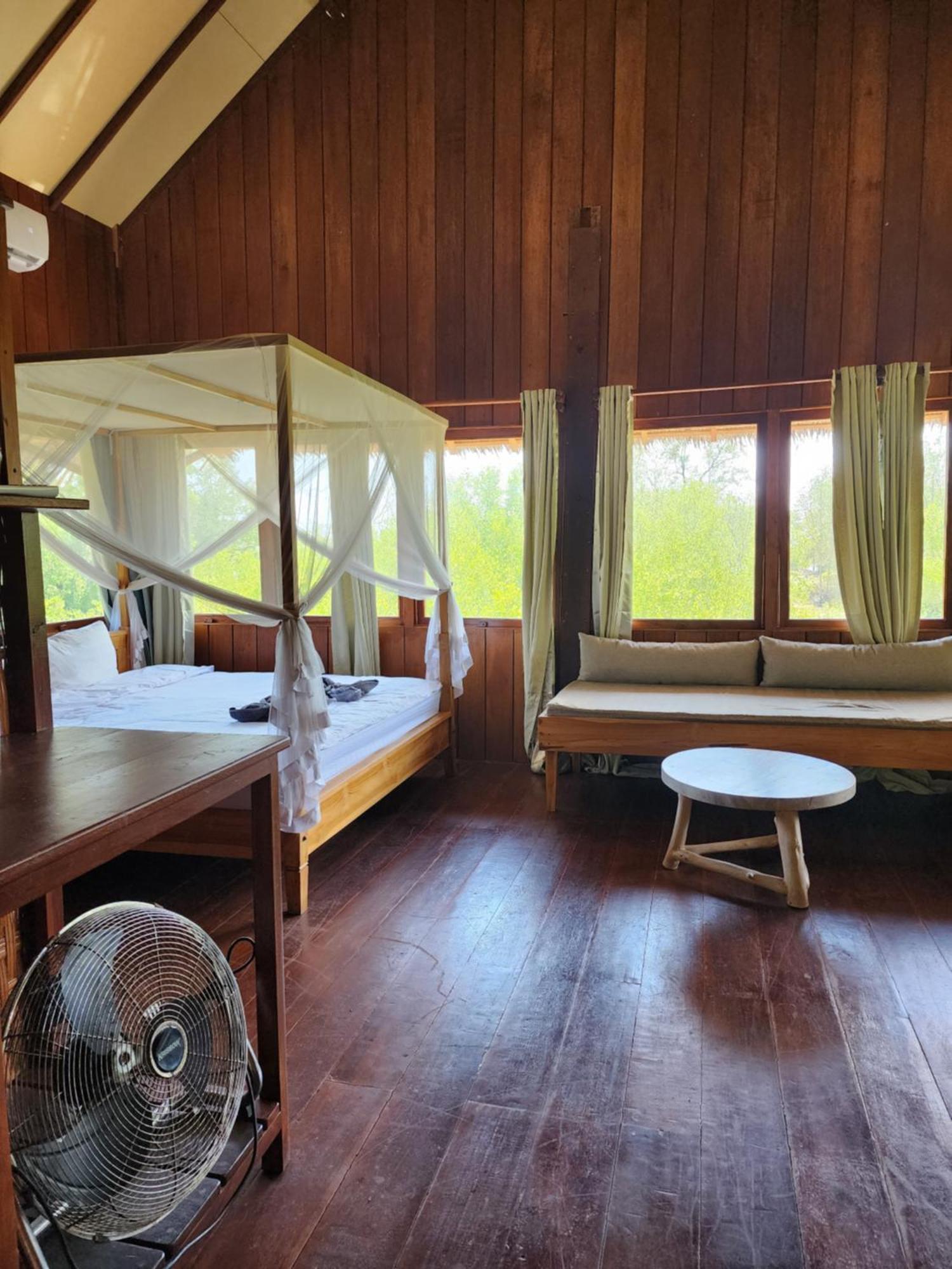Basa-Basi Lodge Karimunjawa Buitenkant foto
