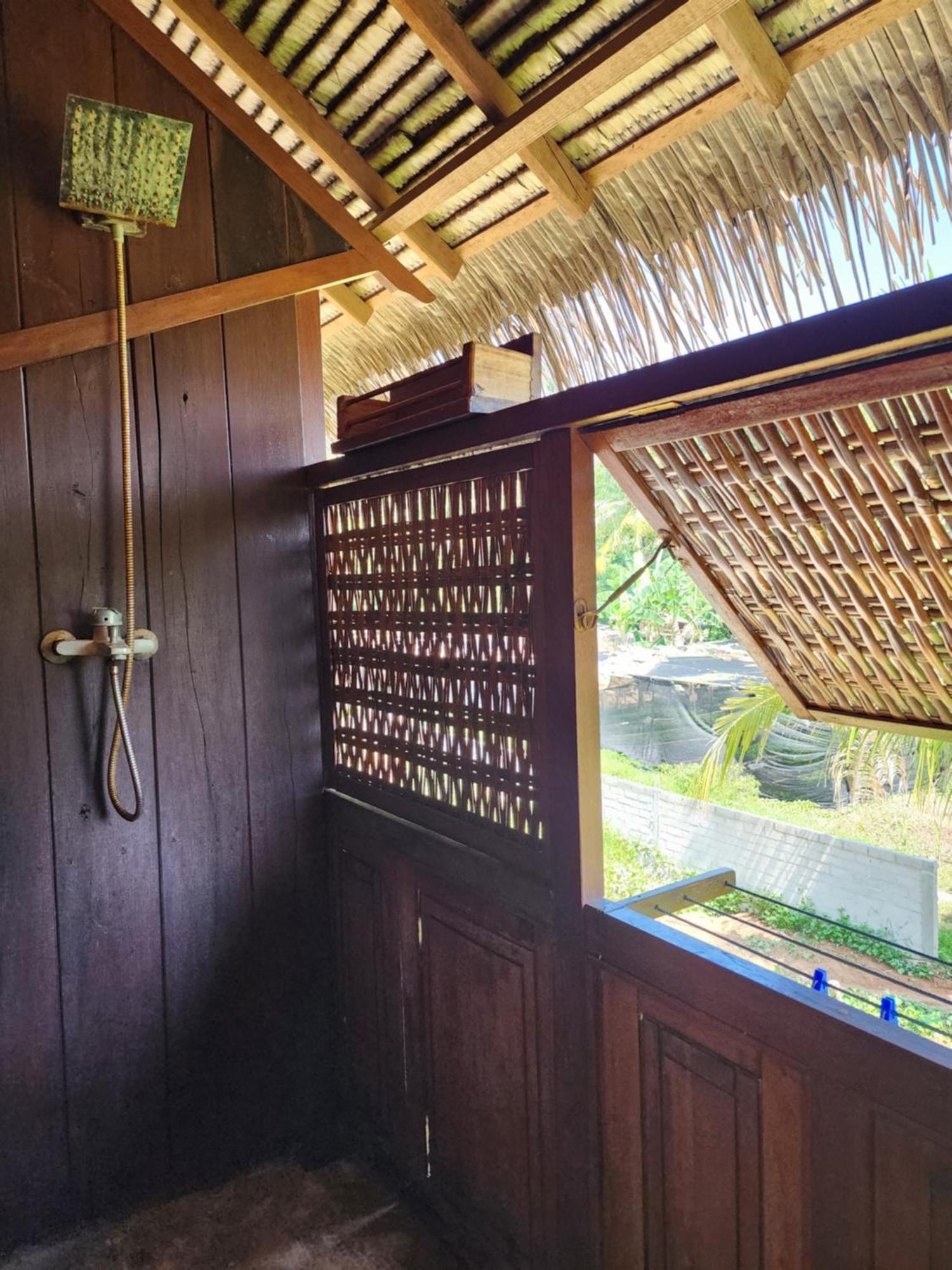 Basa-Basi Lodge Karimunjawa Buitenkant foto