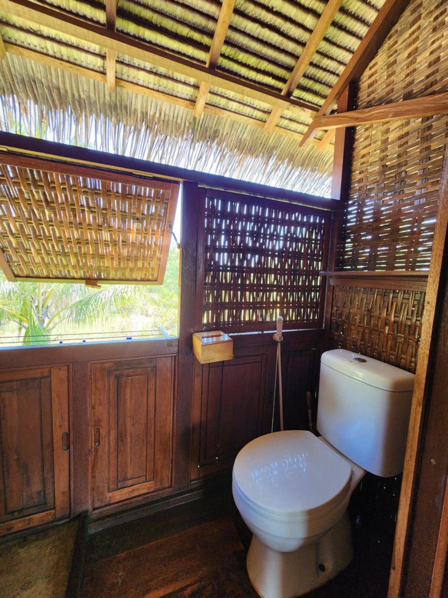 Basa-Basi Lodge Karimunjawa Buitenkant foto