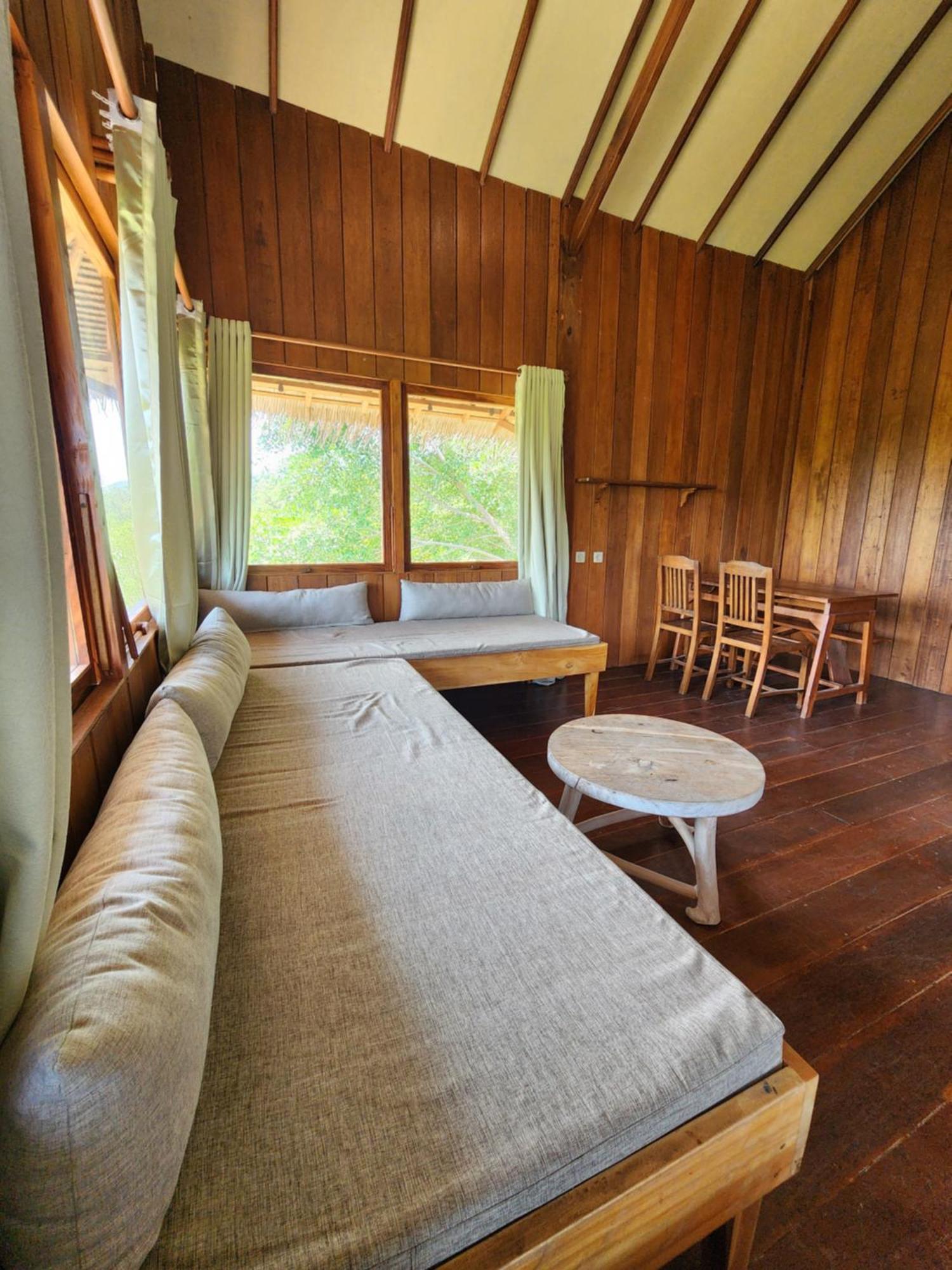 Basa-Basi Lodge Karimunjawa Buitenkant foto