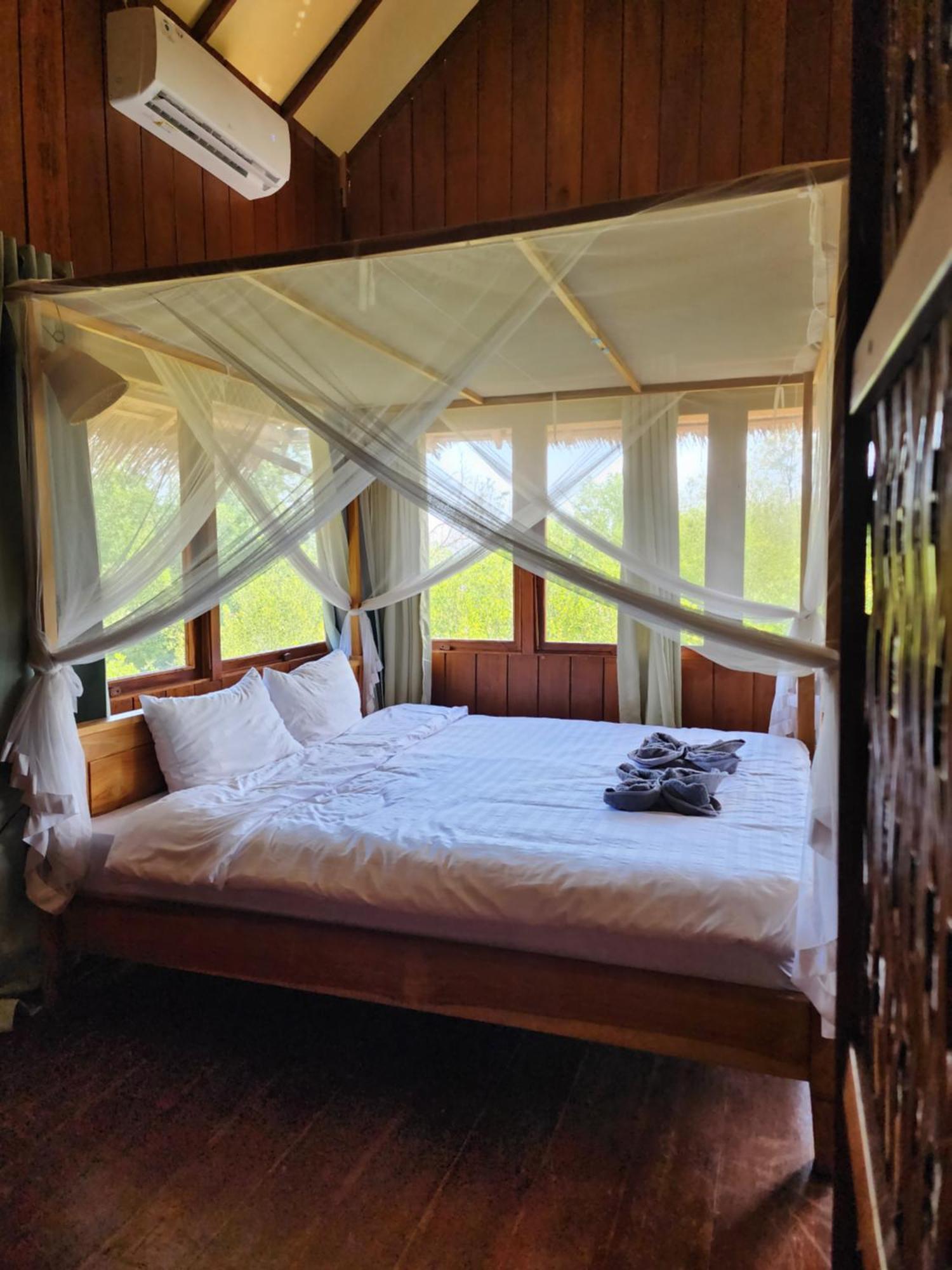 Basa-Basi Lodge Karimunjawa Buitenkant foto