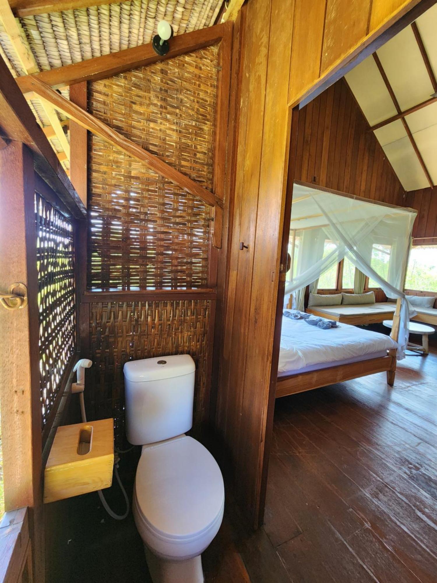 Basa-Basi Lodge Karimunjawa Buitenkant foto