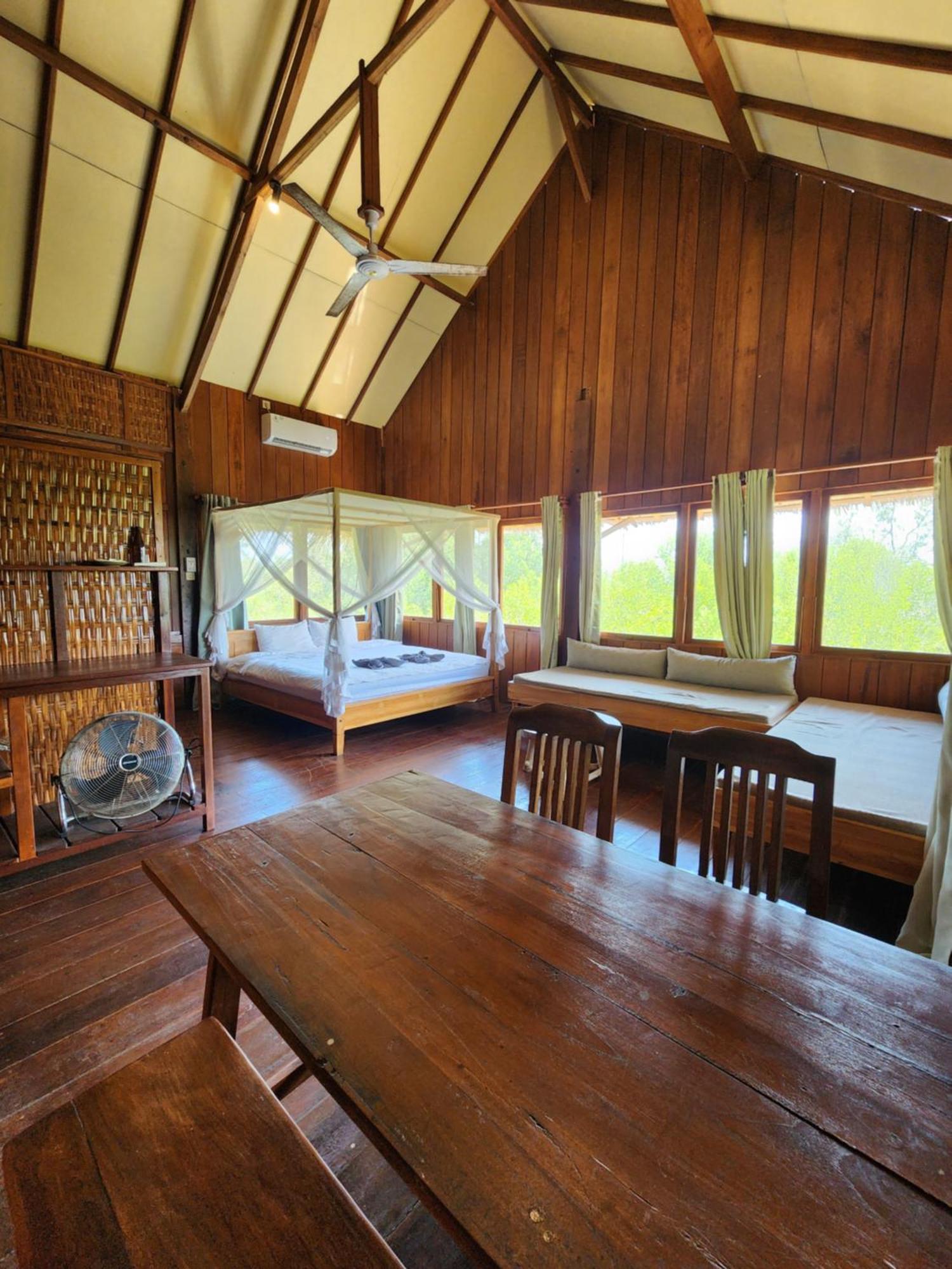 Basa-Basi Lodge Karimunjawa Buitenkant foto