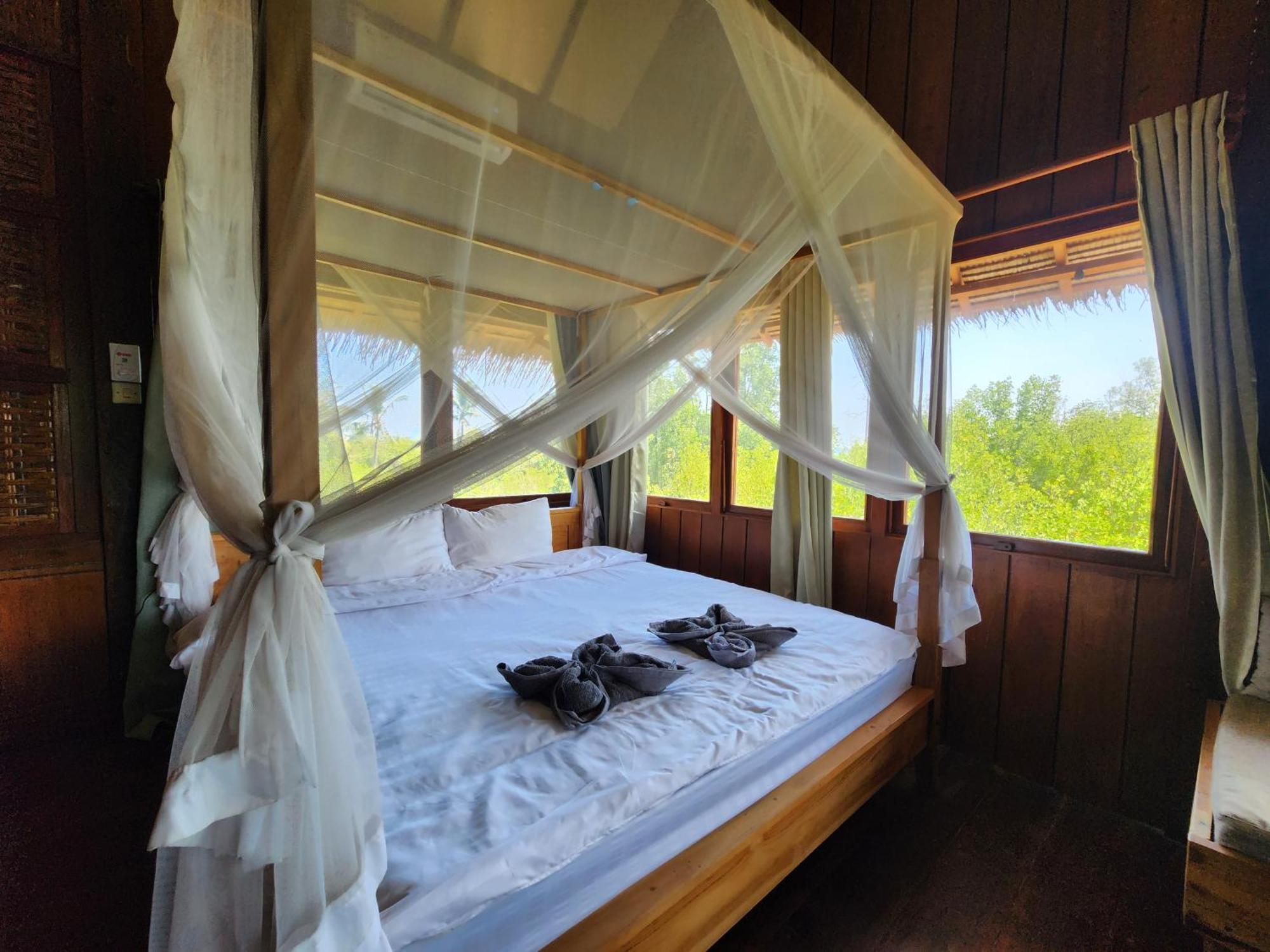 Basa-Basi Lodge Karimunjawa Buitenkant foto