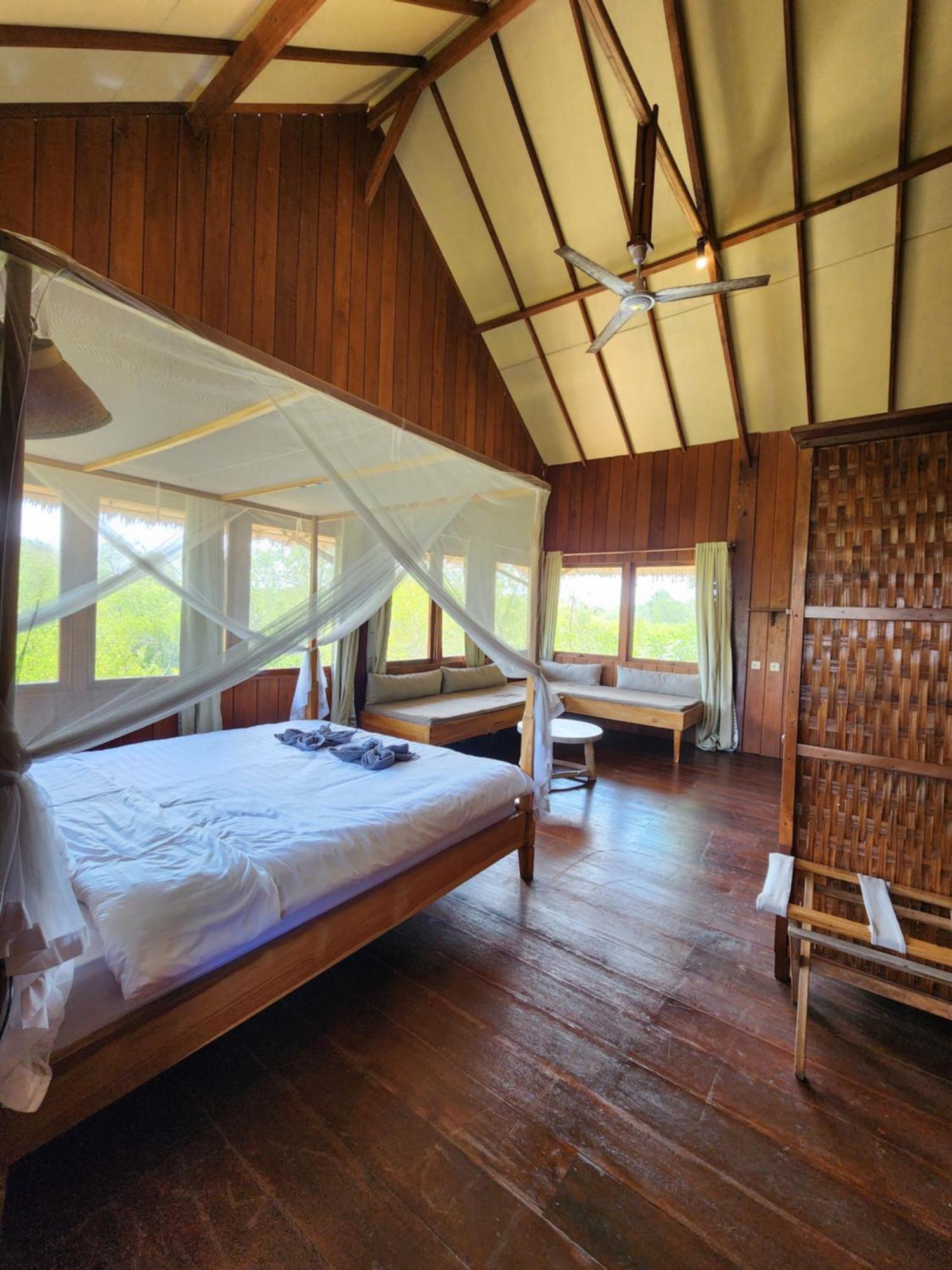 Basa-Basi Lodge Karimunjawa Buitenkant foto