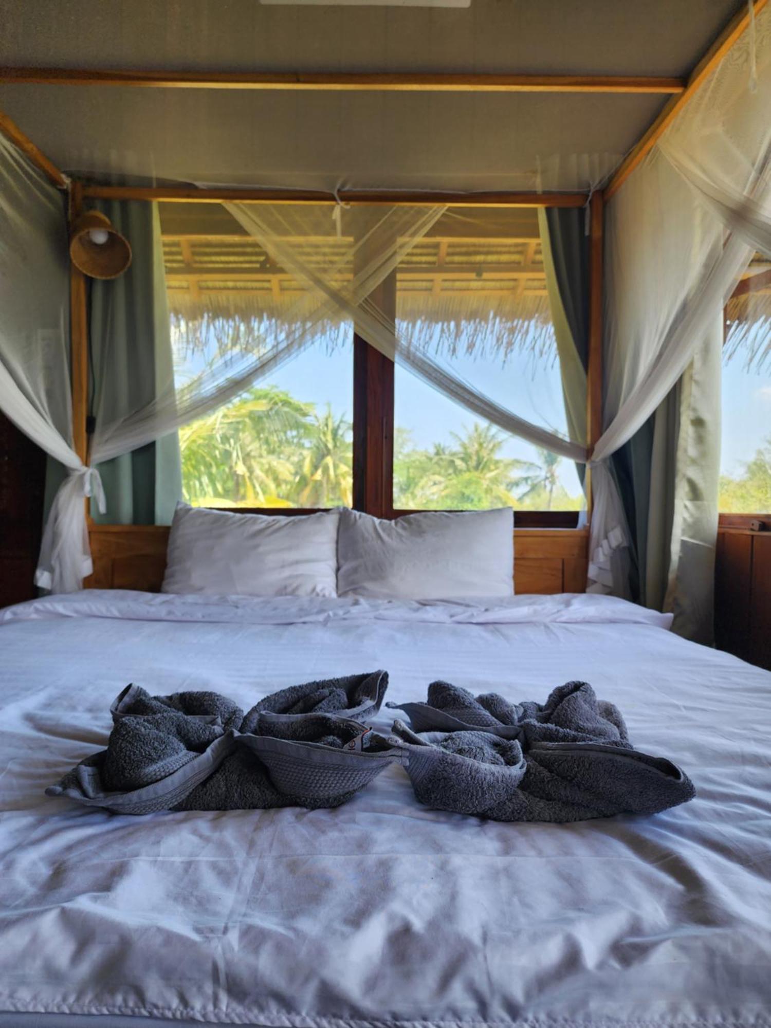 Basa-Basi Lodge Karimunjawa Buitenkant foto