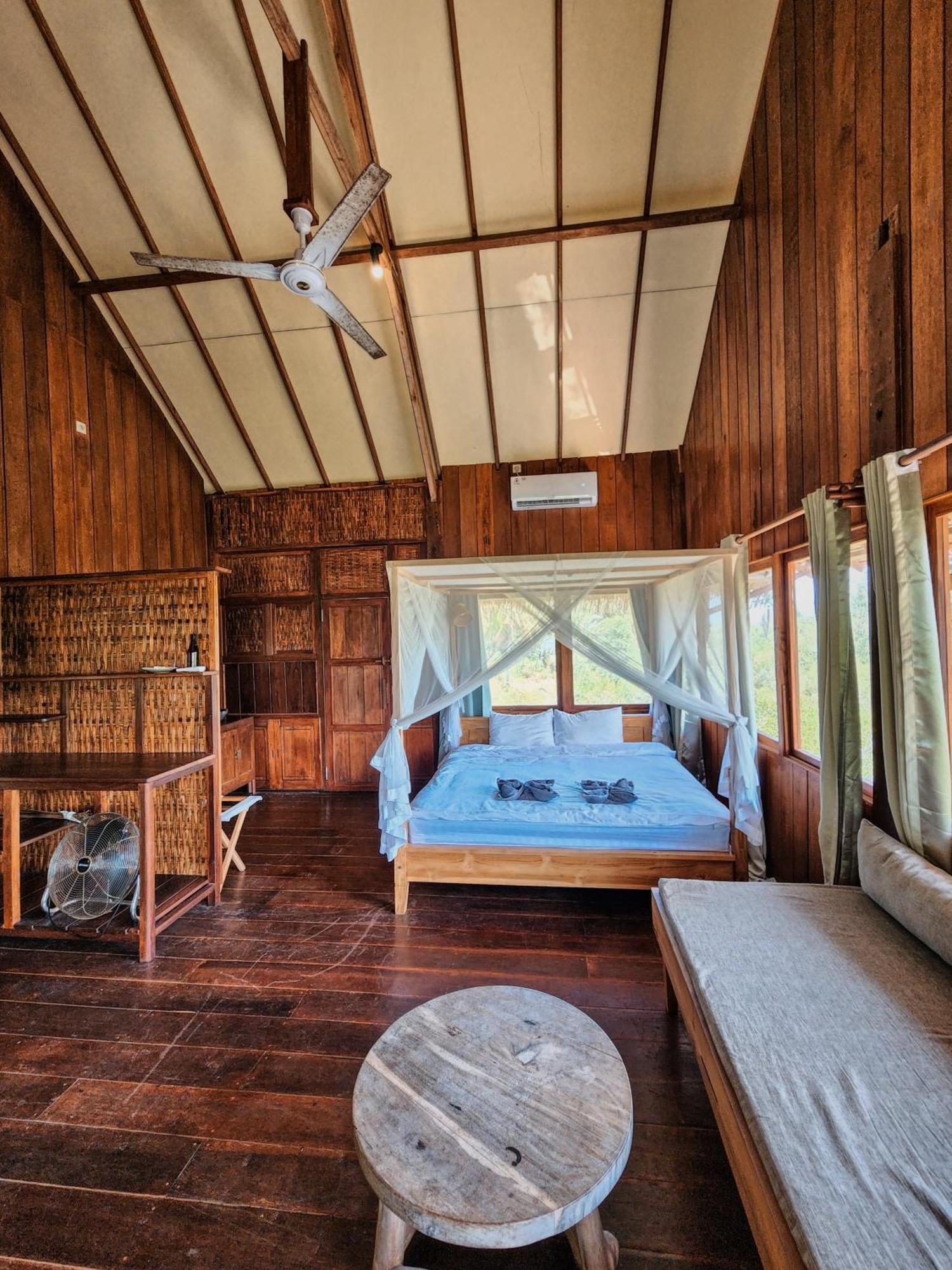 Basa-Basi Lodge Karimunjawa Buitenkant foto