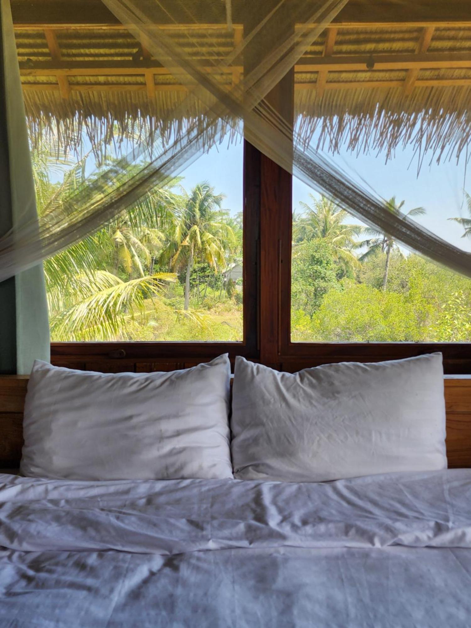 Basa-Basi Lodge Karimunjawa Buitenkant foto